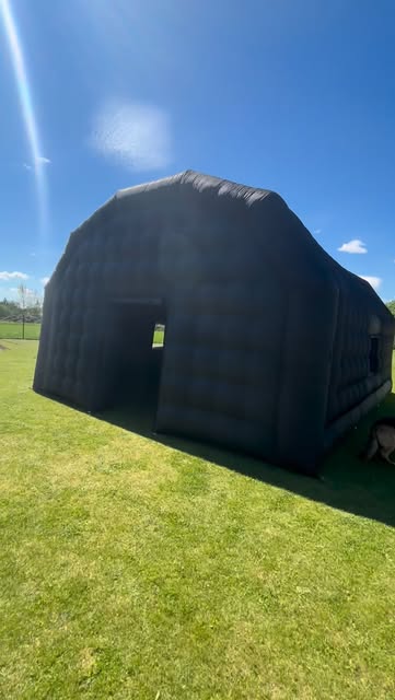 Klubs atbrauc pie Jums! Pieejami vairāki komplekti: 🔥 Piepūšamais nakts klubs = WOW efekts jebkurā pasākumā 🔥 6 × 8 m piepūšamais klubs pārvērš jebkuru vietu par īstu ballīšu zonu 🕺 Slēgta telpa, LED gaismas, dūmi un mūzika – atmosfēra kā īstā naktsklubā! 🎧 SILENT DISCO BALLĪTE – klusums ārā, trakums iekšā 🔥 Komplekts: ✔️ piepūšamais nakts klubs ✔️ līdz 40 silent disco austiņām ✔️ LED ballīšu apgaismojums Katrs viesis izvēlas savu mūziku 🎶 No malas – klusums 🤫 Iekšā – pilnīgs deju haoss 🕺💃 🔊 Karaokes komplekts - UZSPRĀDZINI SAVU BALLĪTI 🔥 Piepūšamais nakts klubs + JBL PartyBox 710 + 2 jbl mikrofoni + LED gaismas + dūmu mašīna = 💣 Rezultāts: 🎶 jaudīga skaņa 💡 kluba apgaismojums 🌫️ dūmu efekts 🕺 īsta ballītes atmosfēra #party #pasakumi #kāzas #telts