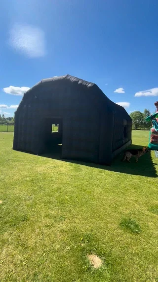 Klubs atbrauc pie Jums! 
Pieejami vairāki komplekti:
🔥 Piepūšamais nakts klubs = WOW efekts jebkurā pasākumā 🔥
6 × 8 m piepūšamais klubs pārvērš jebkuru vietu par īstu ballīšu zonu 🕺
Slēgta telpa, LED gaismas, dūmi un mūzika – atmosfēra kā īstā naktsklubā!  🎧 SILENT DISCO BALLĪTE – klusums ārā, trakums iekšā 🔥
Komplekts:
✔️ piepūšamais nakts klubs
✔️ līdz 40 silent disco austiņām
✔️ LED ballīšu apgaismojums
Katrs viesis izvēlas savu mūziku 🎶
No malas – klusums 🤫
Iekšā – pilnīgs deju haoss 🕺💃  🔊 Karaokes komplekts - UZSPRĀDZINI SAVU BALLĪTI 🔥
Piepūšamais nakts klubs + JBL PartyBox 710 + 2 jbl mikrofoni + LED gaismas + dūmu mašīna = 💣
Rezultāts:
🎶 jaudīga skaņa
💡 kluba apgaismojums
🌫️ dūmu efekts
🕺 īsta ballītes atmosfēra
#party #pasakumi #kāzas #telts